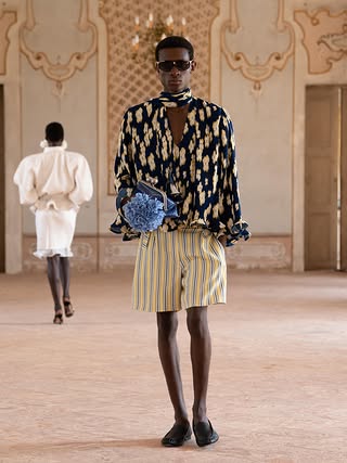 During Milan Fashion Week, Rowen Rose unveiled « Secret Garden », their third co-ed runway show within the romantic and outstanding ball rooms of the Villa Arconati.

Following the path of the historical locations chosen by the house for each of its presentations, this season’s show comes to life within the pastel salons of the Piano Nobile at the Villa Arconati, the little Milanese Versailles.

The salons are at once grandiose, striking, immense, and yet intimate, imbued with softness through their faded colors and frescoes almost blurred by time. Overlooking a delicate French garden, the venue perfectly embodies the spirit of the collection: a balance between power and delicacy.

Memorable and poetic, it unfolds a romanticism that leaves a lasting impression on the mind.

Creative direction: @emmarowenrose